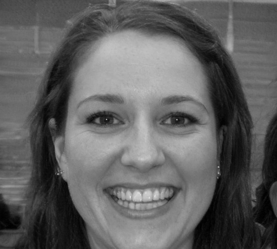 Wykwalifikowana instruktorka wyjaśniająca zagadnienia pracy społecznej