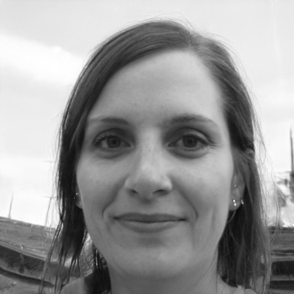 Absolwentka prezentująca otrzymany certyfikat